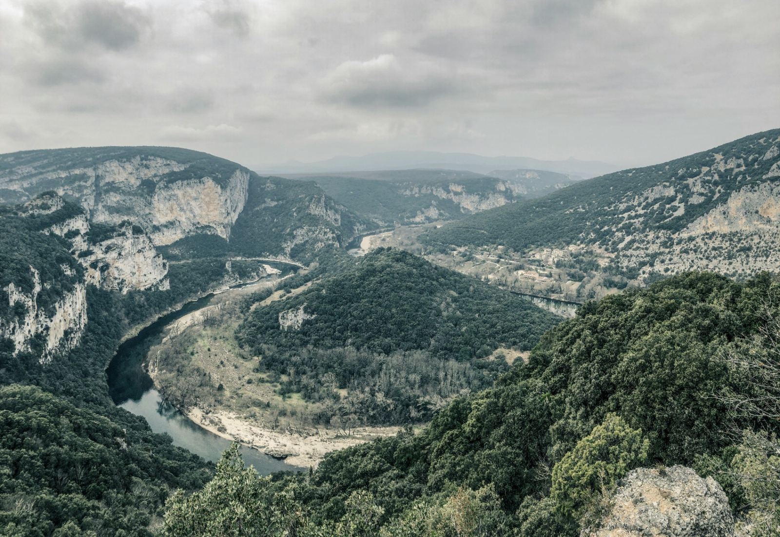 Route sinueuse dans les monts d'Ardèche à vélo
