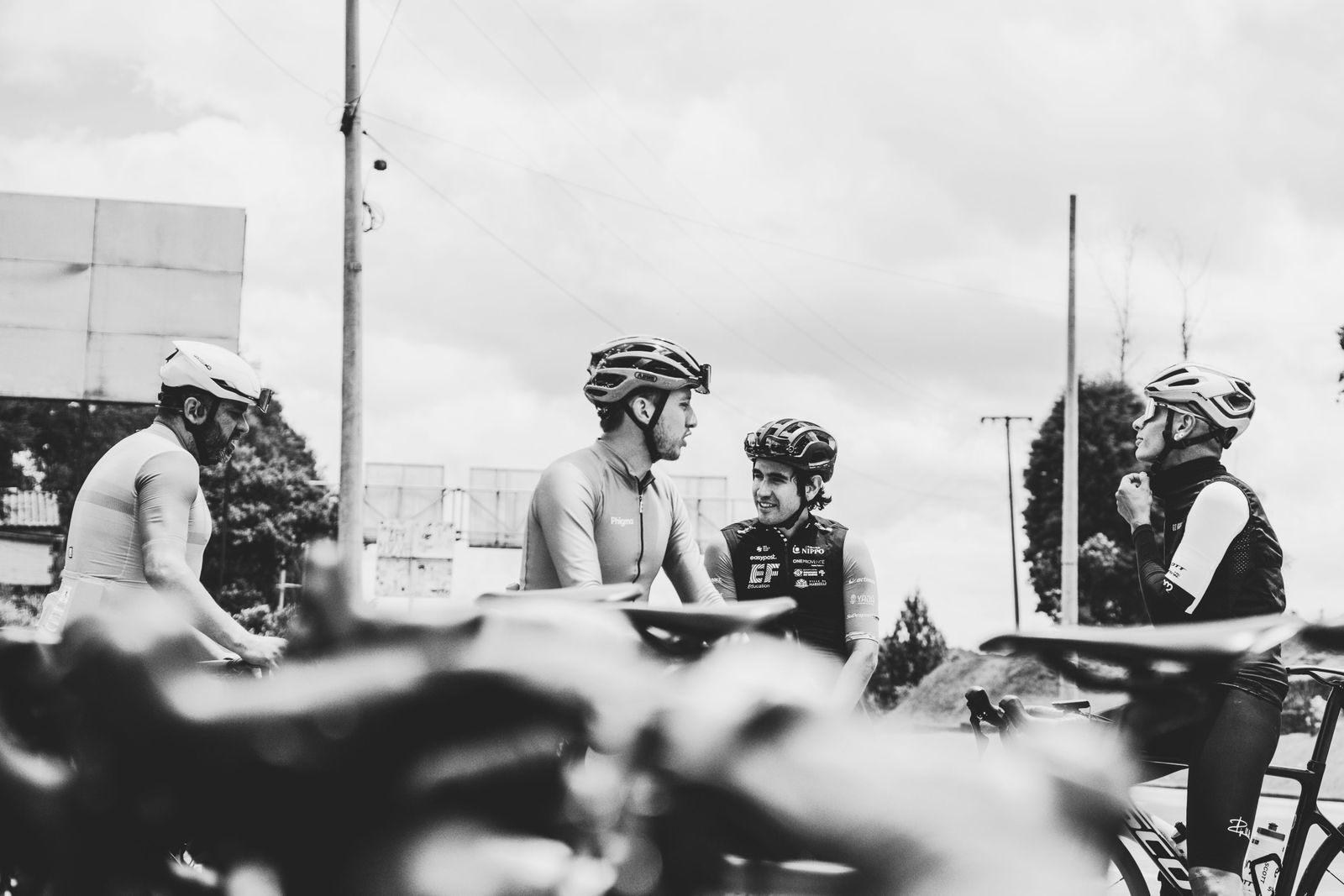 Cyclistes discutant avant le départ d'une sortie, photo en noir et blanc
