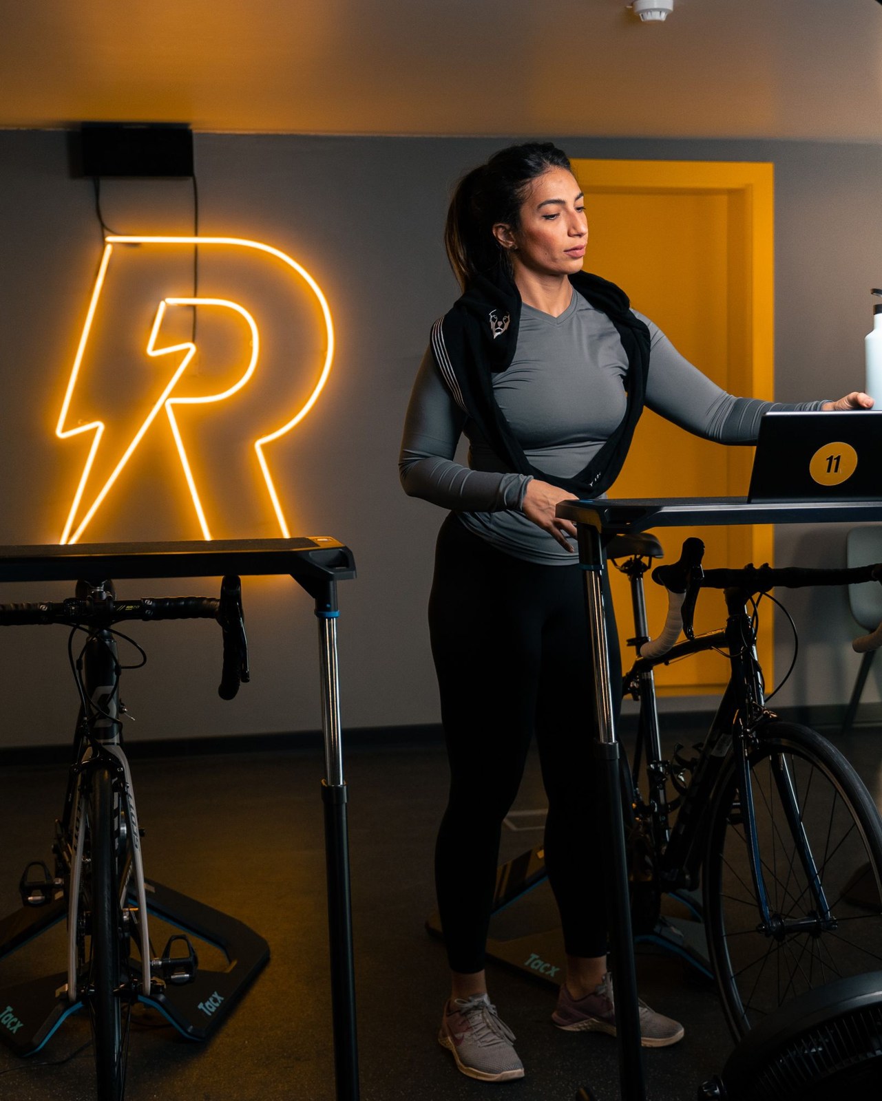 Cycliste préparant sa séance sur home-trainer en intérieur