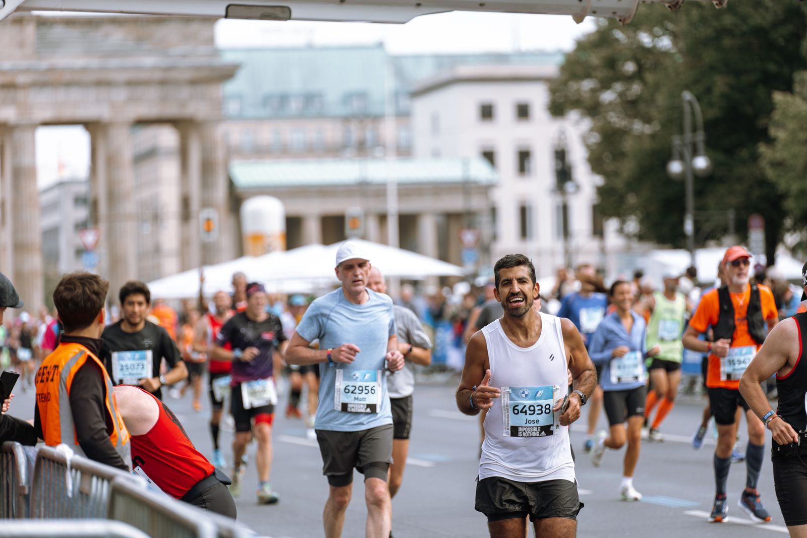 Coureurs franchissant la ligne d'arrivée du Marathon de Berlin, visages marqués par l'effort