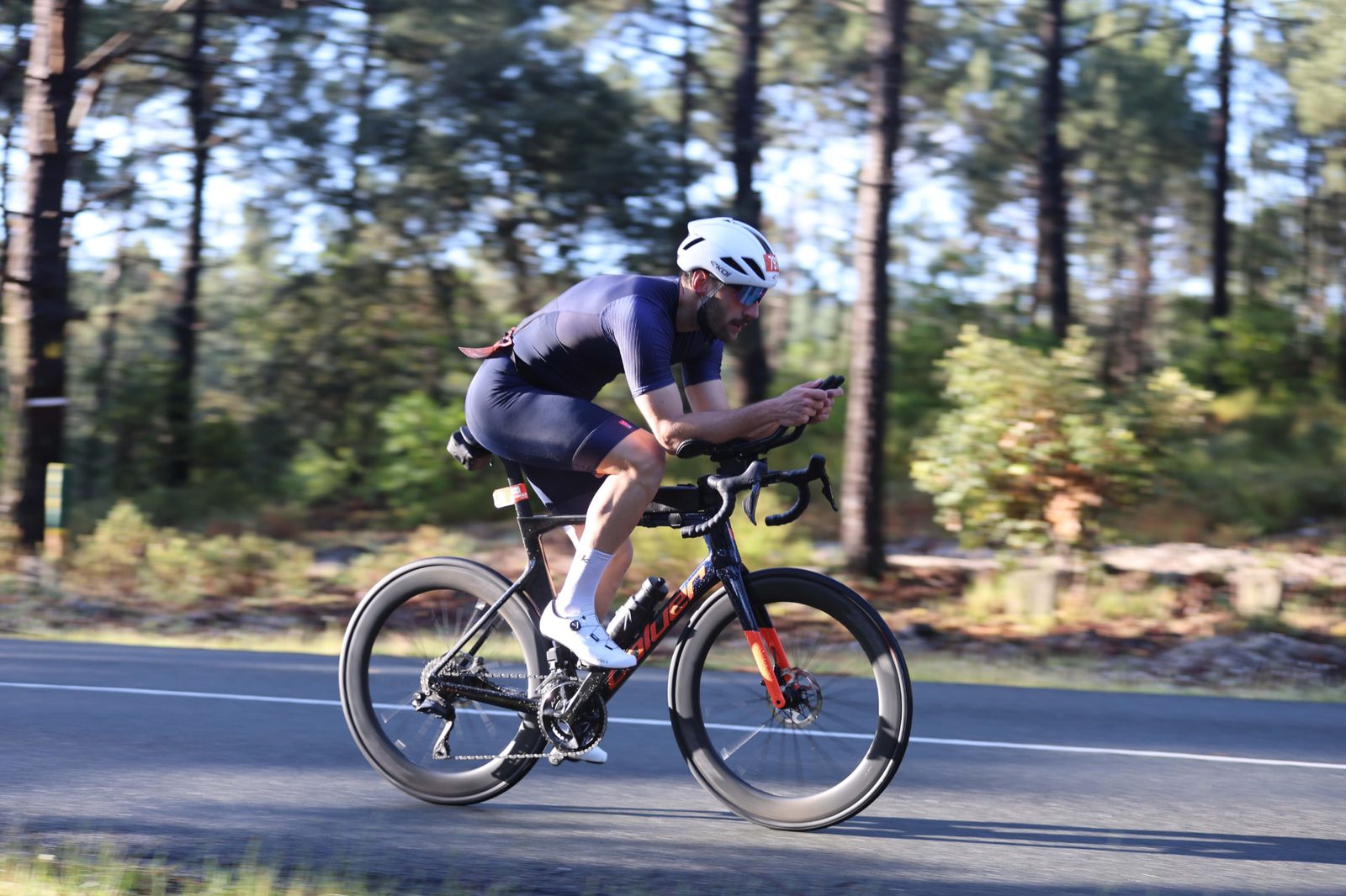 Jules à vive allure sur son vélo de route en forêt