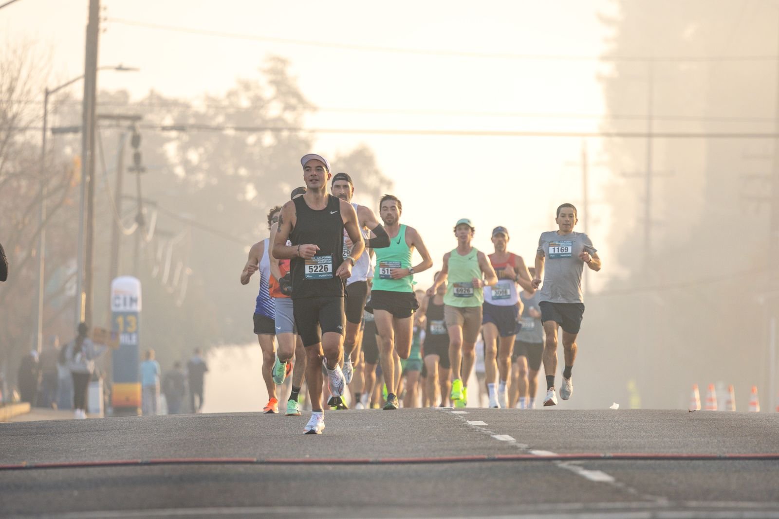 Groupe de coureurs sur une route un matin de brume