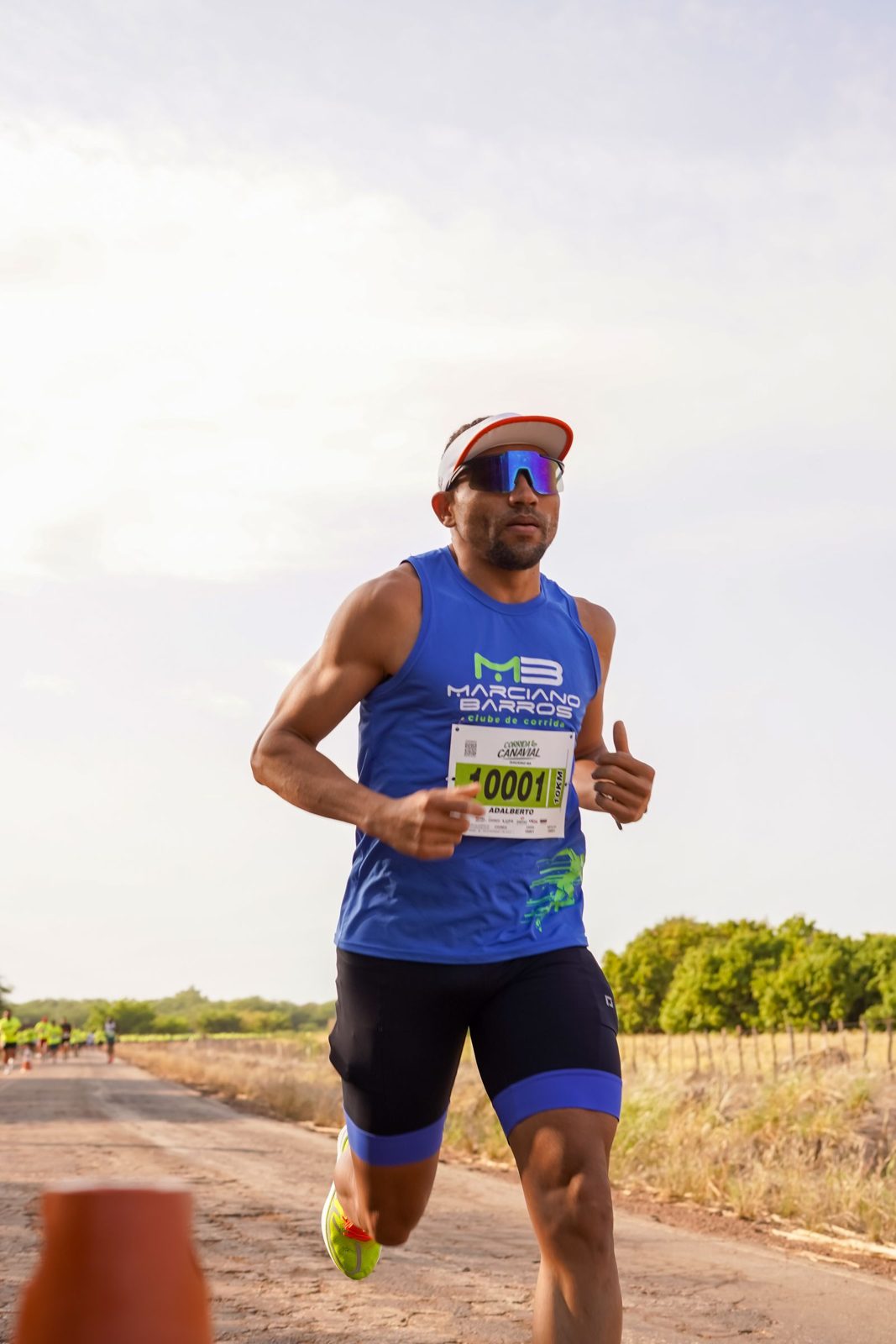 Coureur concentré en plein effort sous le soleil