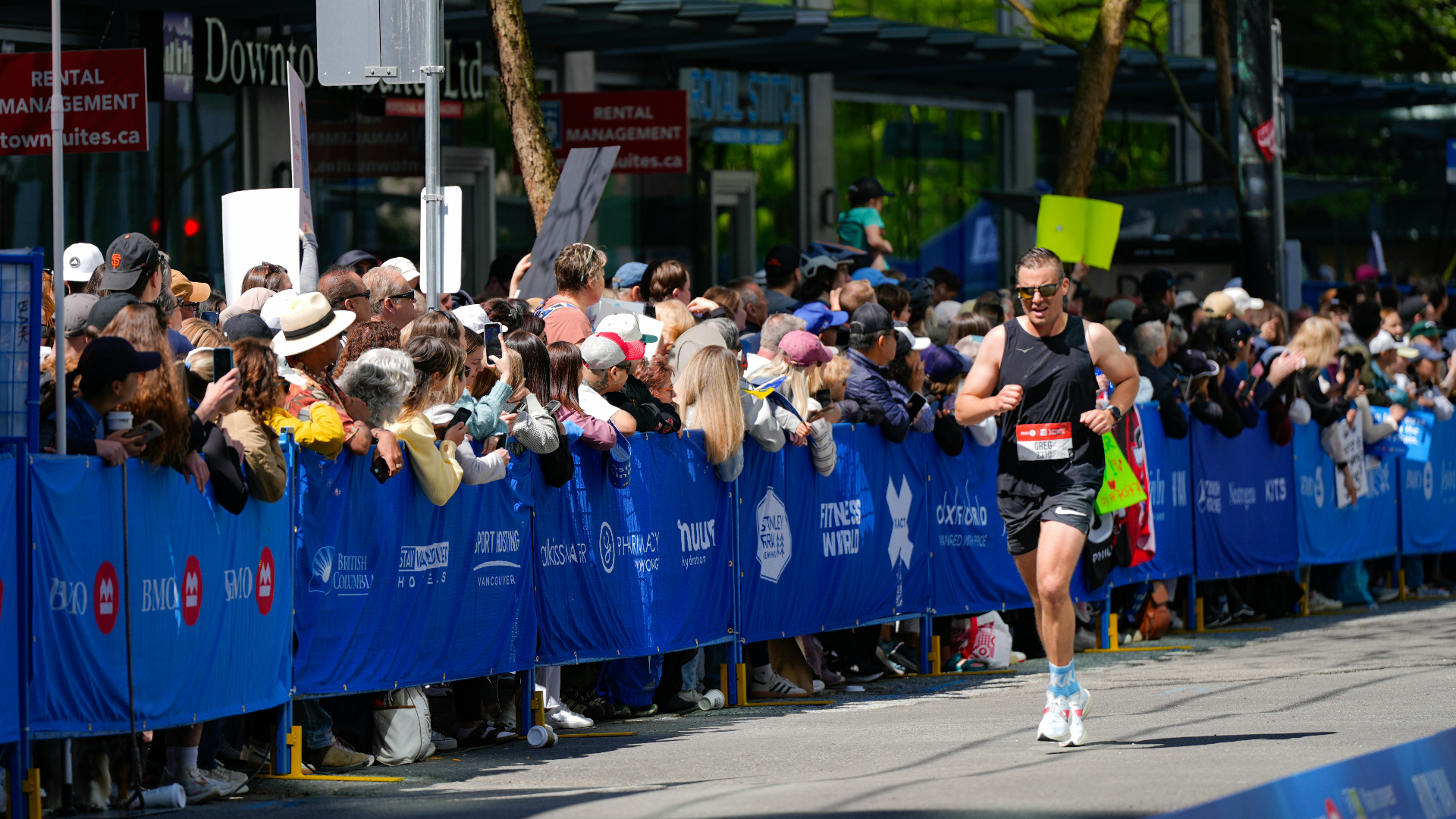 Coureur de marathon dans la foule des spectateurs