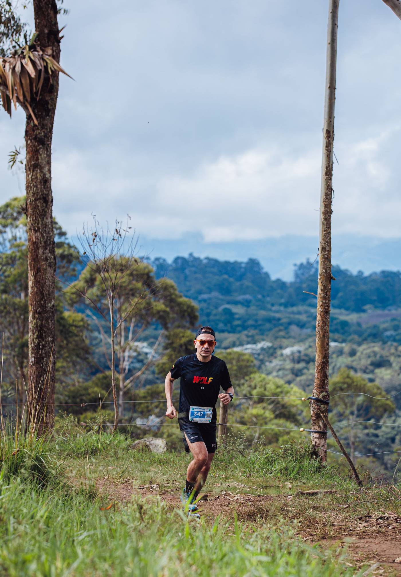 Coureur seul progressant sur un sentier de montagne lors d'une longue traversée
