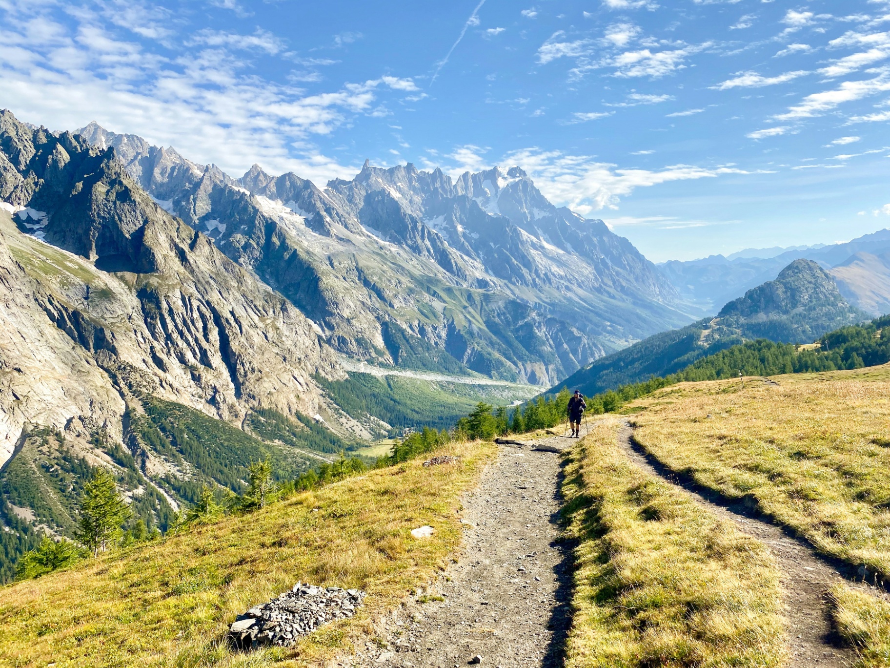 Traileur sur un sentier face au massif du Mont-Blanc