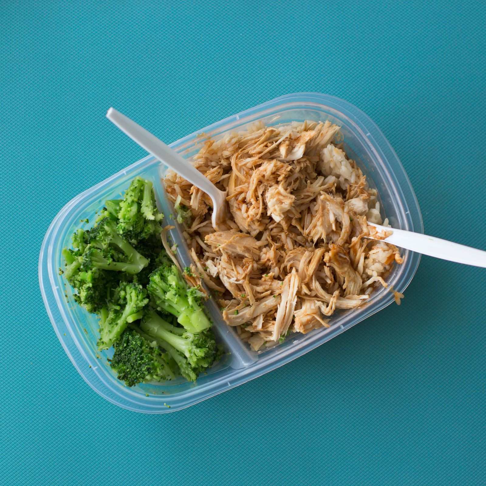 Repas d'athlète à base de riz, poulet et brocolis