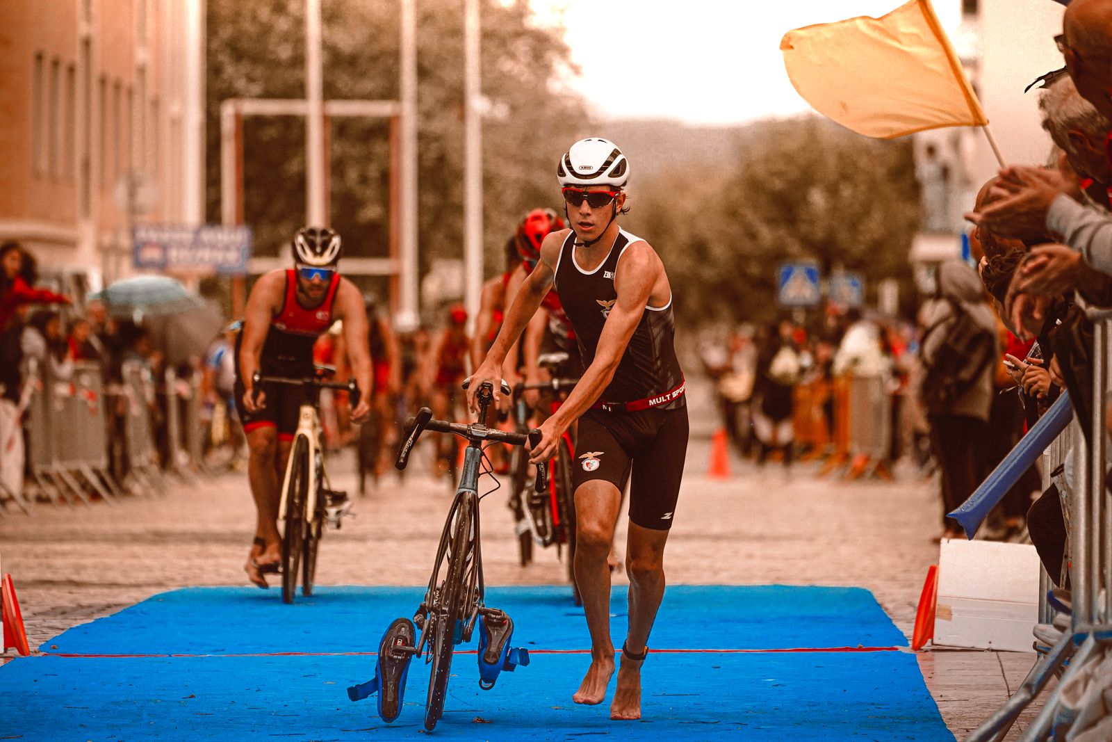 Aire de transition d'un triathlon pendant la course
