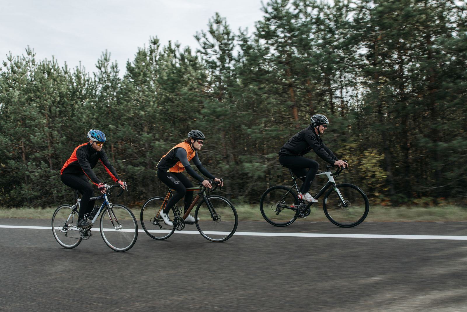 Groupe de cyclistes roulant sur une route forestière