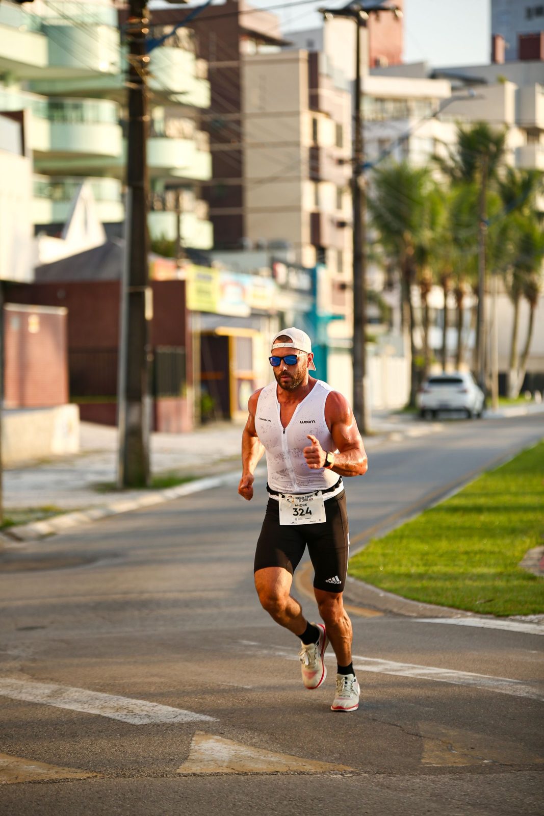 Coureur en tenue de sport sur une rue de ville pendant un marathon