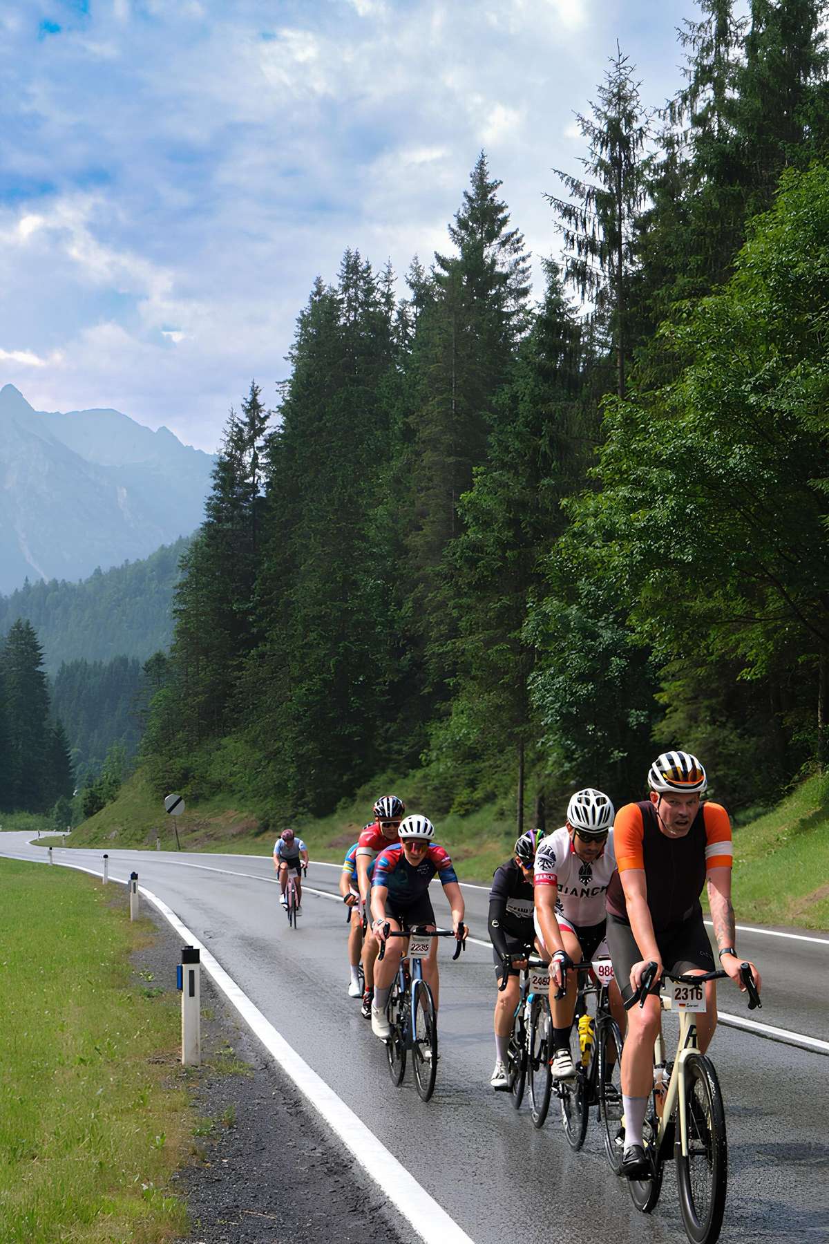 Cyclistes à l'effort sur une route de montagne