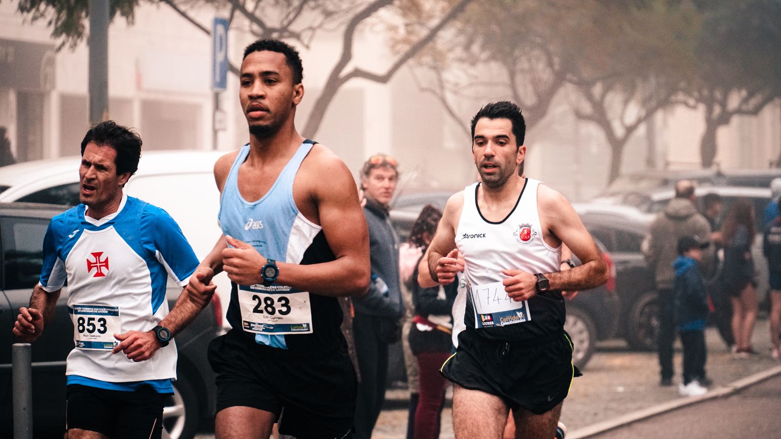 Coureurs en peloton lors d'une course sur route en ville, en plein effort