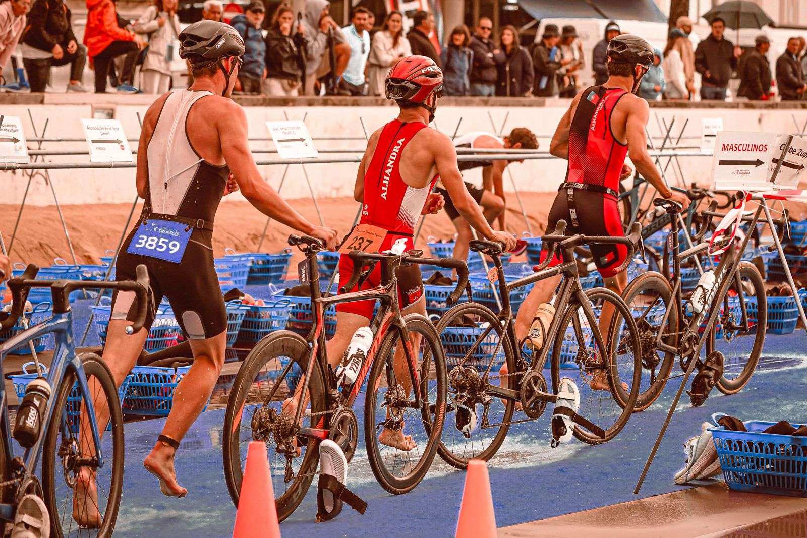 Athlètes passant de la natation au vélo dans l'aire de transition