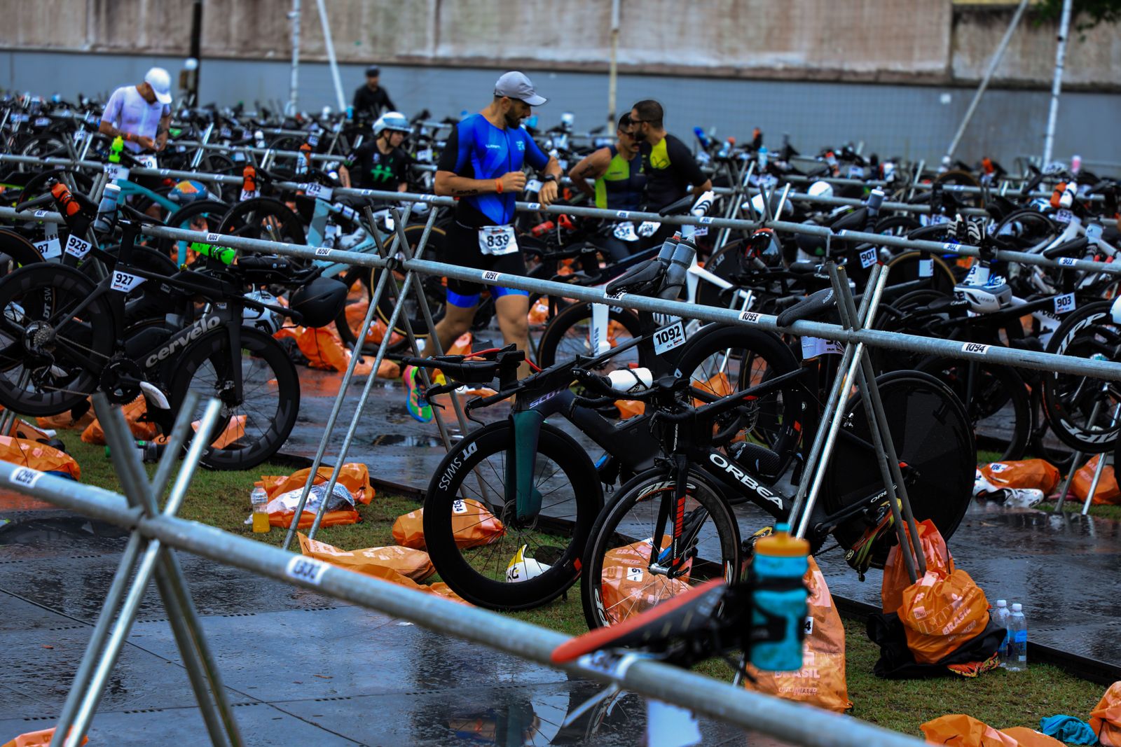 Aire de transition d'un triathlon avec vélos alignés