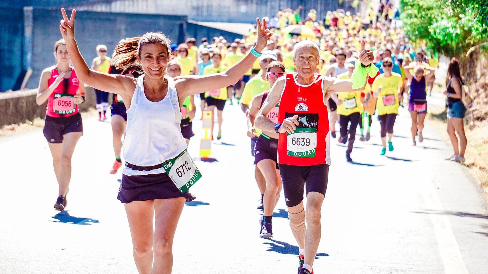 Coureur montant une côte en effort soutenu