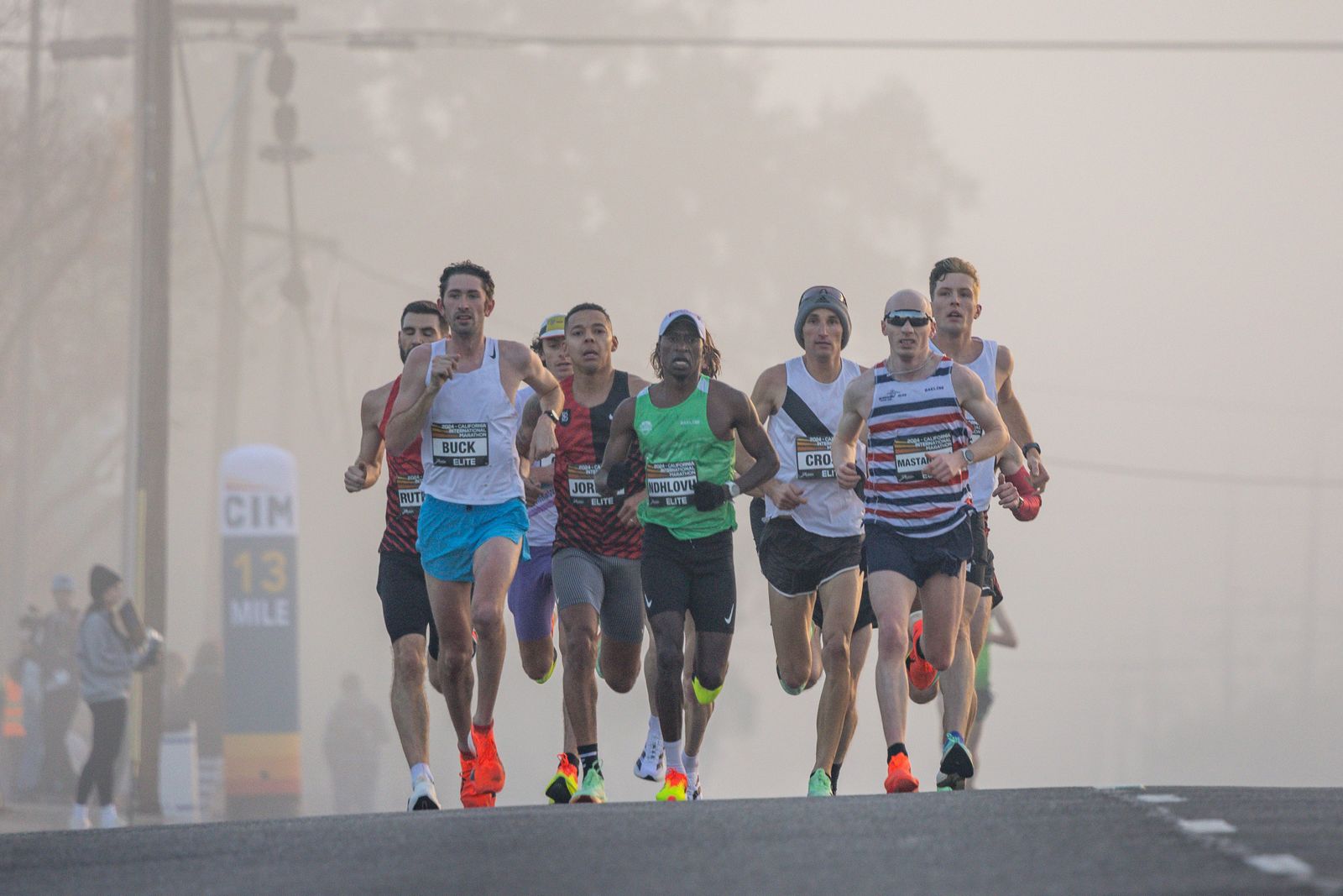 Coureur en action lors d'un semi-marathon sur route