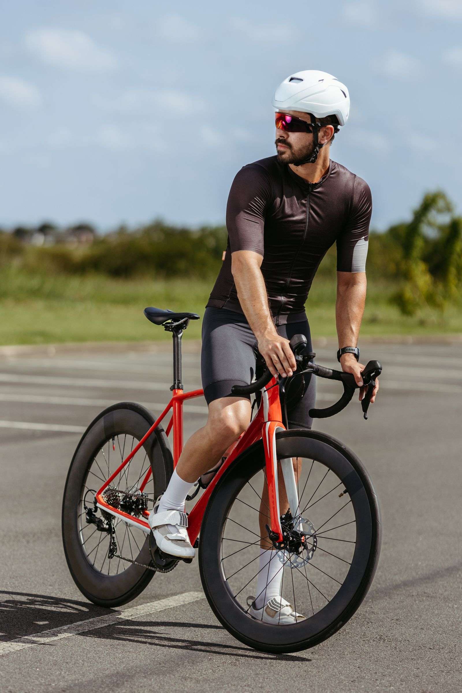 Cycliste sur route par temps ensoleillé, casque et lunettes
