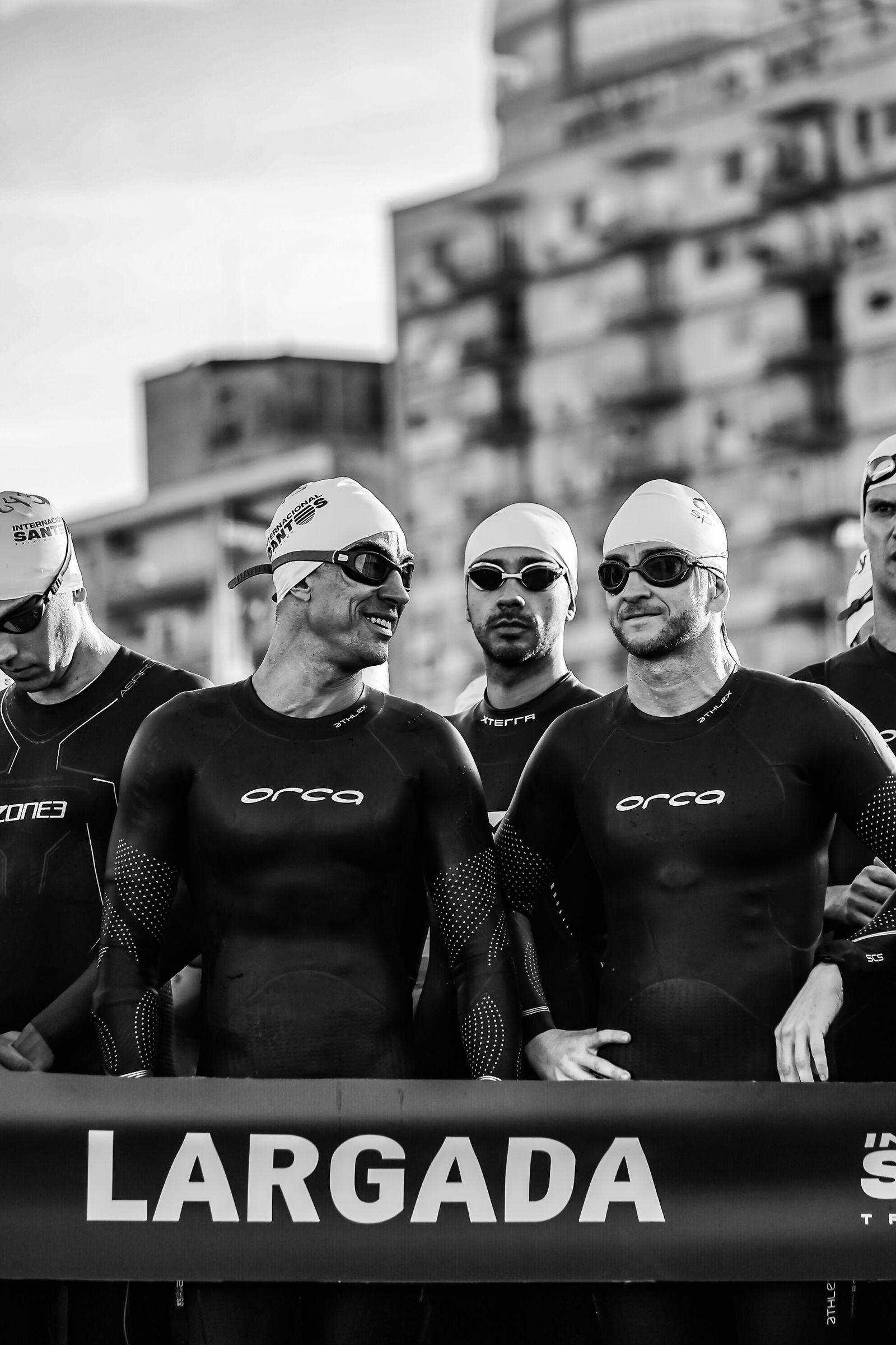 Groupe de triathlètes en combinaison avant le départ d'une épreuve