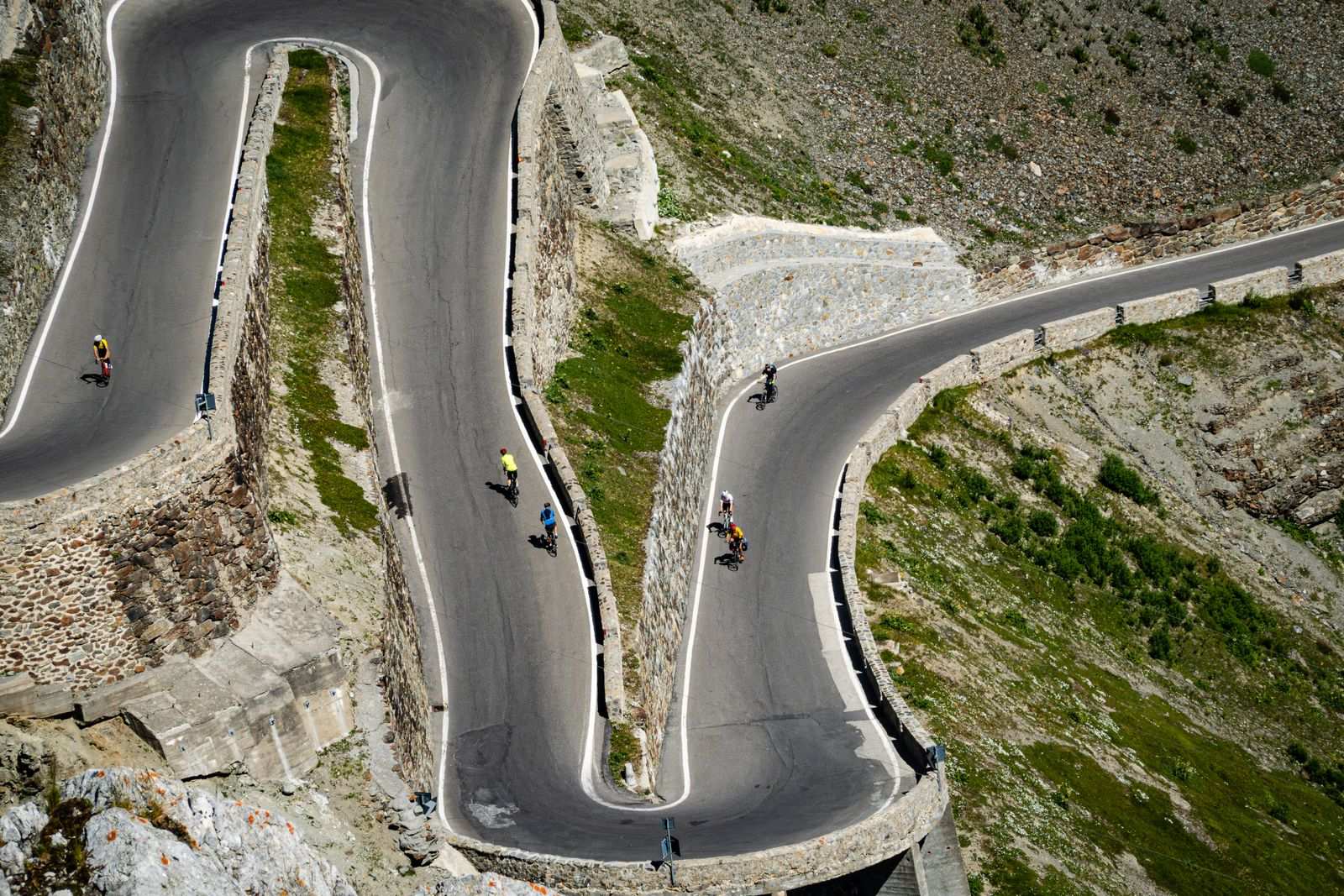 Cyclistes dans les lacets d'une route de montagne